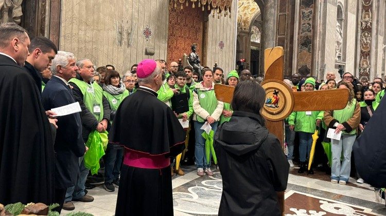 Monse&ntilde;or Rino Fisichella con los voluntarios del Jubileo 2025
