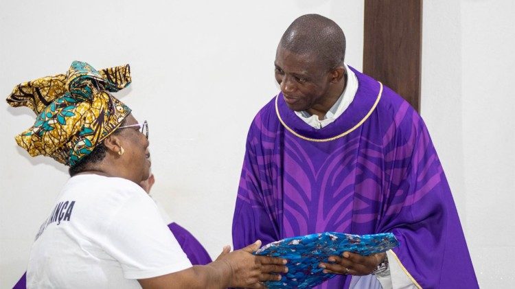 El Papa León y en primer plano el logo del Jubileo de la Esperanza