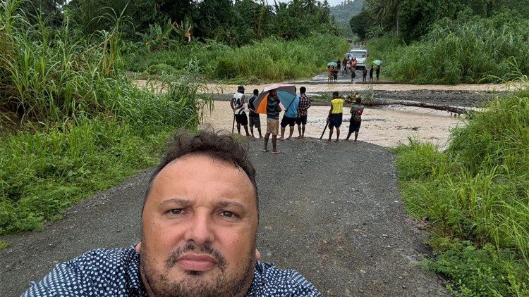 Droga do kościoła w Papui-Nowej Gwinei 