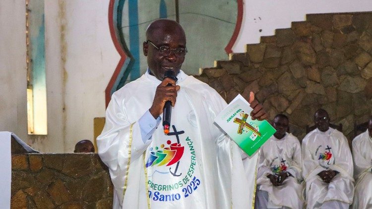 Padre Chaminjira Ezaque Falar, na Missa de encerramento do Ano Santo 2025, Diocese de Caia (Moçambique)