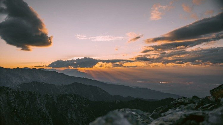 Lenyugvó nap a hegyekben