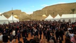 Besimtarët u mblodhën për të përkujtuar Pagëzimin e Jezusit në lumin Jordan