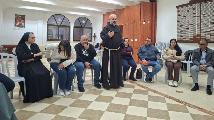 Padre Rami Asakrieh e i fedeli della parrocchia di San Salvatore a Gerusalemme