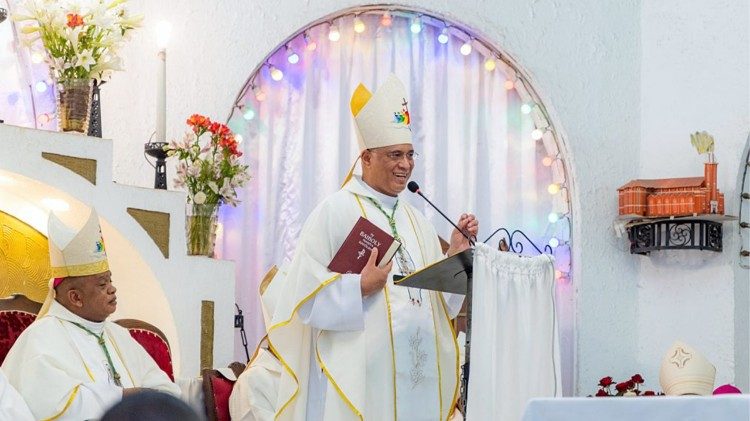 Dom Jean Pascal Andriantsoavina falando no acto do lan&ccedil;amento