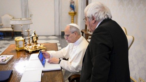 "Avvolti", presentata al Papa l'iniziativa di lettura digitale della Sindone