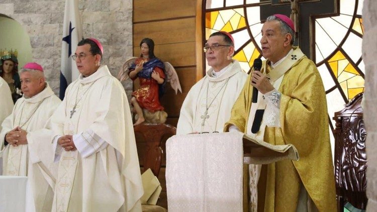 Otro momento de los obispos en la misa de clausura de la asamblea 