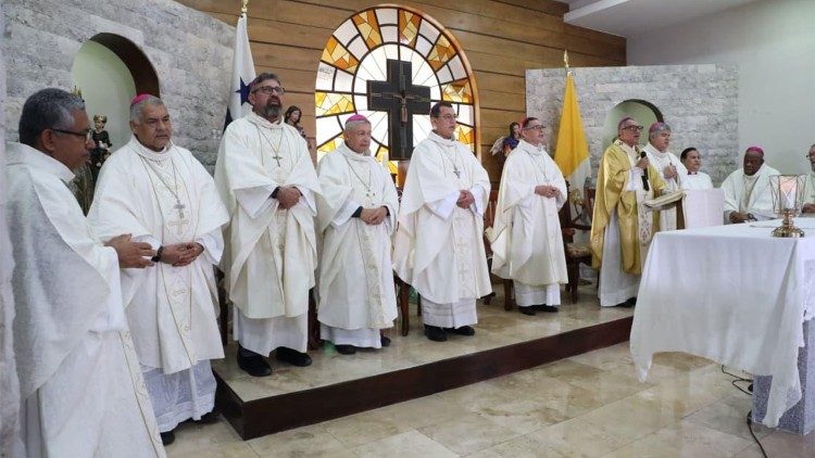 Les &eacute;v&ecirc;ques du Panama durant leur assembl&eacute;e