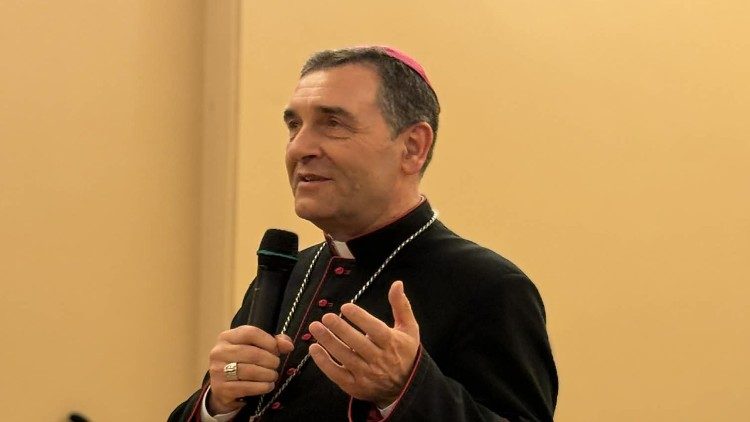 Bp Piotr Sawczuk podczas spotkania (ks. Piotr Jarosiewicz)