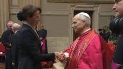 Die Schweizer Botschafterin beim Heiligen Stuhl, Manuela Leimgruber, und Papst Leo XIV.