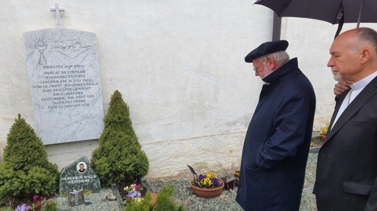 L'arcivescovo Paul Richard Gallagher, prima di rientrare a Roma dal Liechtenstein, si è recato a pregare sulla tomba di mons. Stocker in Svizzera