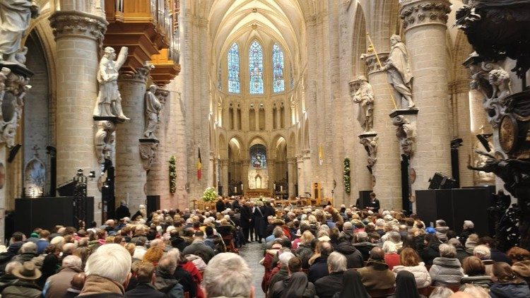 La Messa nella cattedrale di Bruxelles presieduta da Parolin