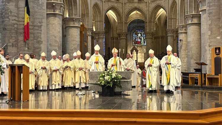 La Messa nella cattedrale di Bruxelles presieduta da Parolin