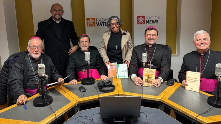 Membros da Comissão Episcopal para Ação Missionária e Cooperação Intereclesial da Conferência Nacional dos Bispos do Brasil (CNBB) nos estúdios da Rádio Vaticano.