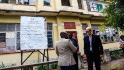 Dom Claudio Dalla Zuanna e Dom António Constantino, na devolução dos imóveis à Igreja Católica na Beira