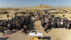 Fedeli riuniti per la celebrazione sul sito del Battesimo a Qasr al-Yahud (foto: Custodia di Terra Santa)