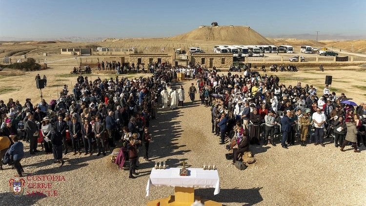 Fedeli riuniti per la celebrazione sul sito del Battesimo a Qasr al-Yahud (foto: Custodia di Terra Santa)