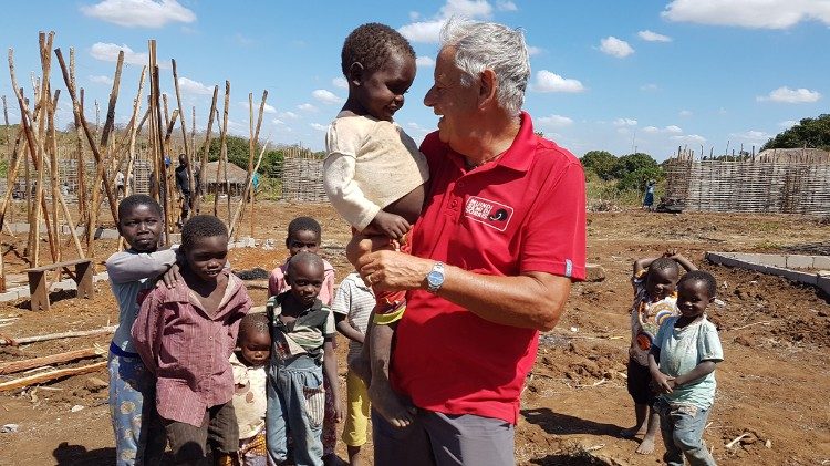 Carlo Lupi com crianças de Kivu.