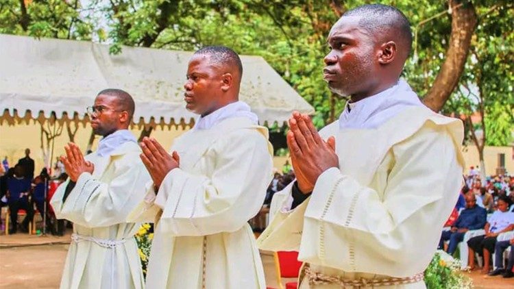 Diocese de Viana fortalece o seu clero com novos sacerdotes e di&aacute;conos