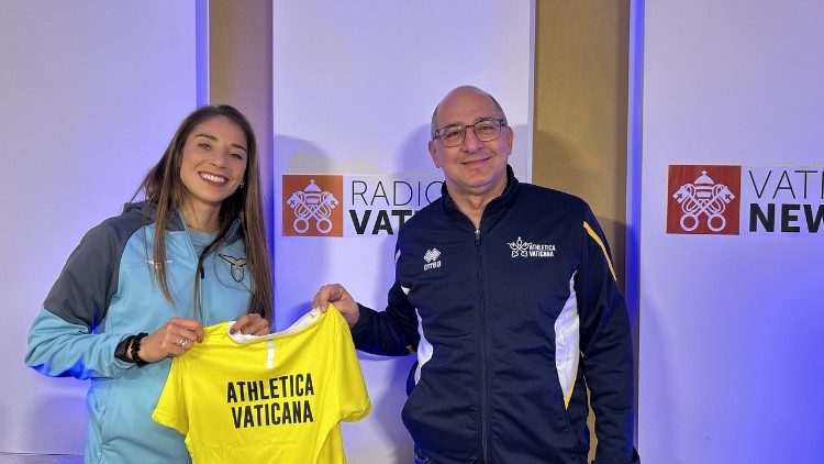Eleonora Goldoni riceve dal presidente Mattei la maglia di Athletica Vaticana