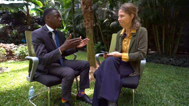 Ssembatya im Gespr&auml;ch mit A. Preckel, Radio Vatikan, im November in Kampala