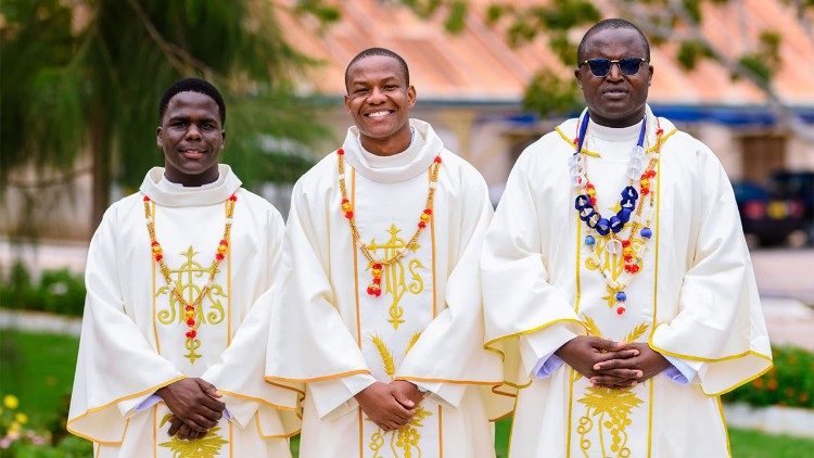 Mashemasi ni wahudumu wa Neno na Sakramenti za Kanisa