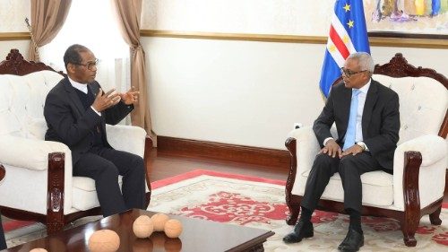 Cardeal Arlindo Furtado conversando com o Presidente da República José Maria Neves