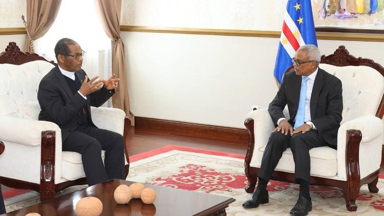 Cardeal Arlindo Furtado conversando com o Presidente da República José Maria Neves