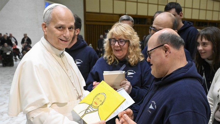 El Papa León XIV recibe su retrato como regalo de un joven discapacitado.