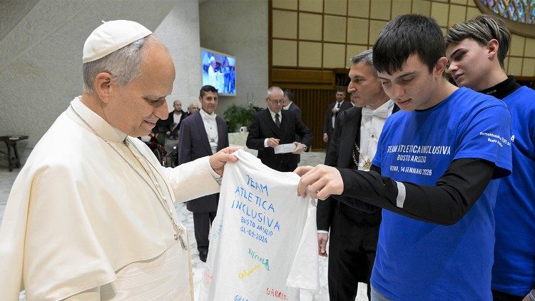 El equipo Pro Patria ARC, club deportivo de Busto Arsizio, dona una camiseta al Papa.