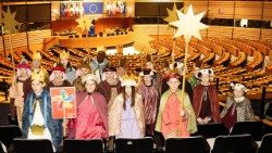 Sternsinger aus Österreich, Deutschland, Italien, Ungarn, Belgien und Rumänien im Plenarsaal - © Kindermissionswerk / Ivan Put