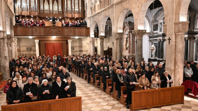 Vjernici na Svečanoj Večernjoj u katedrali Svete Stošije (Foto: Ines Grbić)