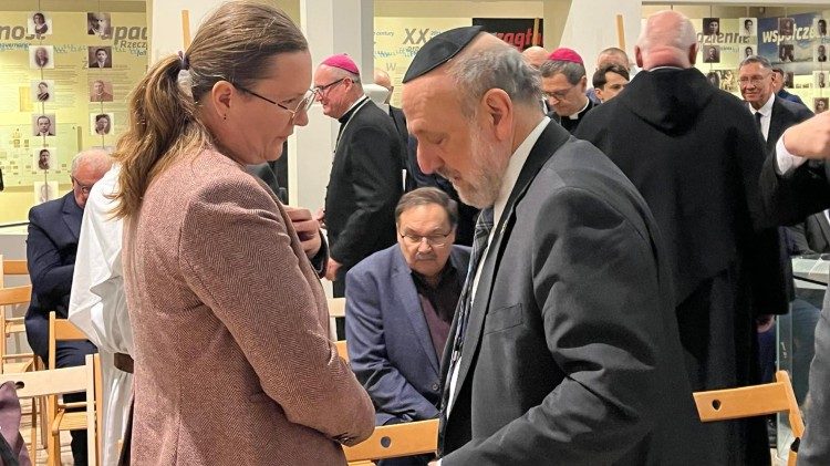 Naczelny rabin Polski Michael Schudrich odm&oacute;wił modlitwę za zmarłych