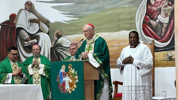 El cardenal Secretario de Estado del Vaticano, Pietro Parolin, celebra la misa en la concatedral de la Sagrada Familia en Kuwait.