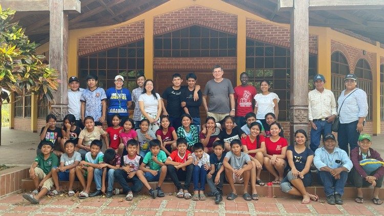 Misioneras y misioneros identes con los chicos despu&eacute;s de la escuela