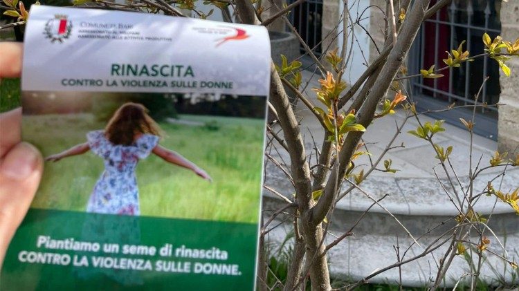 Un volantino che sensibilizza contro la violenza sulle donne. 