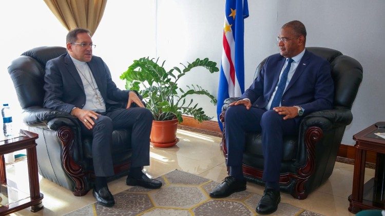N&uacute;ncio Apost&oacute;lico Dom Waldemar Stanisław Sommertag no encontro com o Presidente da Assembleia Nacional de Cabo Verde