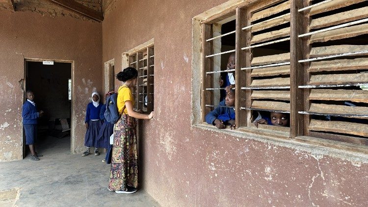 Exterior de una escuela en Tanzania (&copy; Elena Galeotti)