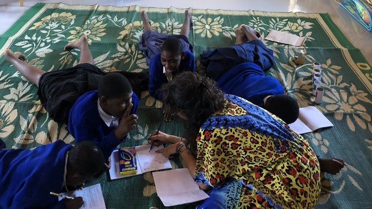Ni&ntilde;os trabajando con un profesor (&copy; Elena Galeotti)