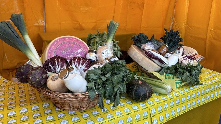 Esposti in piazza Pio XII tanti prodotti dell'agricoltura italiana. 