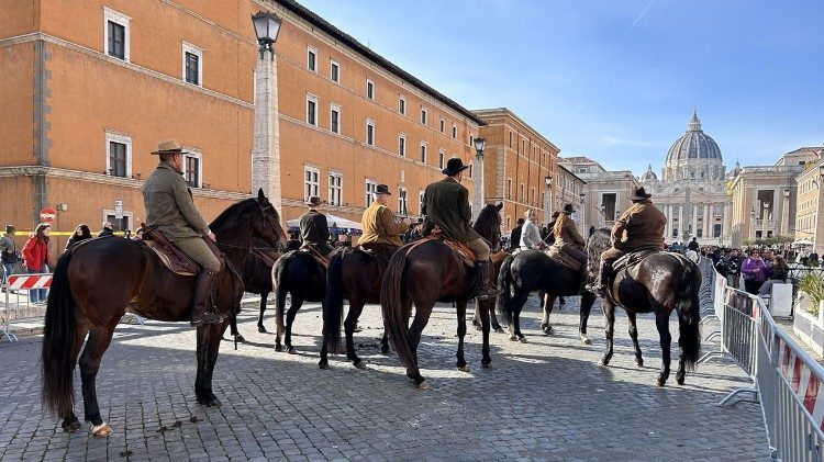 Cavalos de “criações em biodiversidade” desfilam na Via della Conciliazione para serem abençoados na Praça Pio XII.