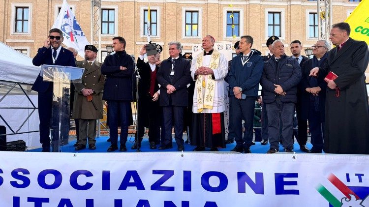 Il cardinale arciprete Gambetti sul palco degli allevatori in occasione della benedizione degli animali. 