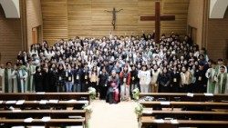 Gruppenfoto mit dem Erzbischof nach der Einweihungsmesse des Chors und Orchesters des Weltjugendtages Seoul 2027