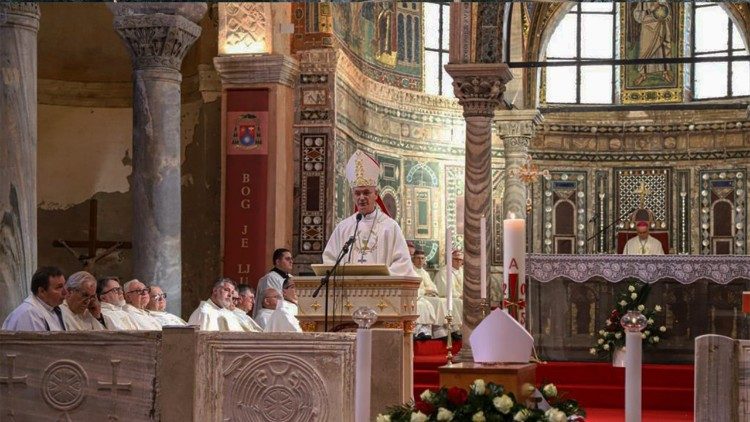 Nadbiskup Dražen Kutleša govori u porečkoj katedrali (foto: TU PPB)