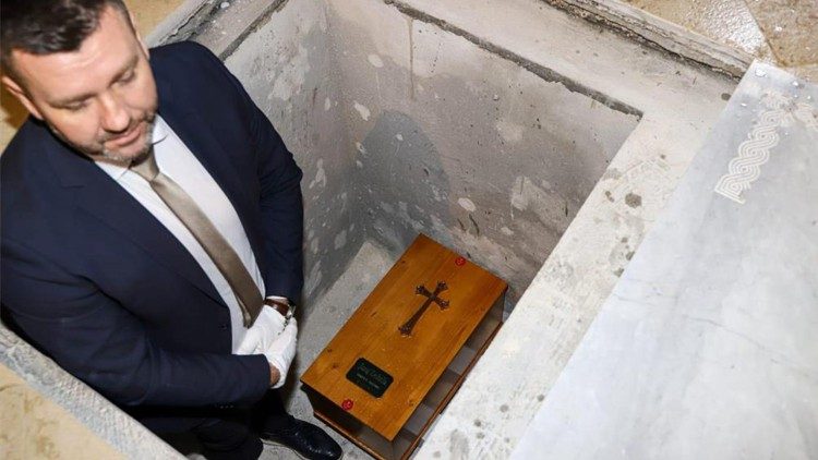 Nakon ekshumacije u Trstu, posmrtni ostatci biskupa Dobrile počivaju u biskupskoj grobnici u Poreču (foto: TU PPB)