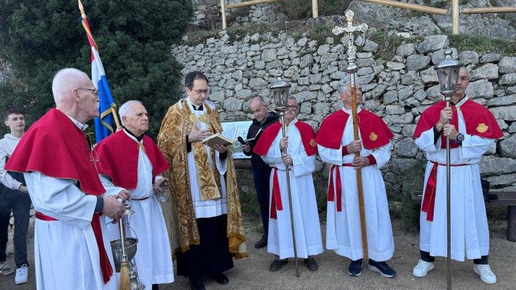 Služba Riječi u šibenskom Kanalu sv. Ante podno špilje posvećene svecu pustinjaku (Foto: Ivo Kronja) 