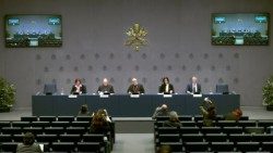 La conferencia en la Oficina de Prensa de la Santa Sede