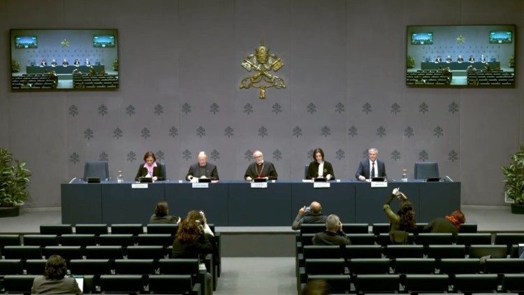 La conferencia en la Oficina de Prensa de la Santa Sede