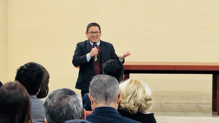 Il regista del documentario "Una rosa per il mondo", il peruviano Luis Enrique Cam, durante la presentazione del suo lavoro. 