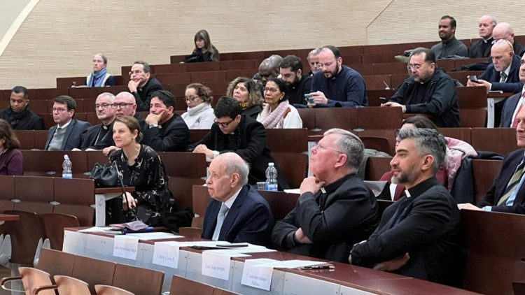 Embaixador Everton Vieira Vargas, cardeal Spengler, padre Anderson Ant&ocirc;nio Pedroso, S.J.