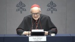 El cardenal Czerny durante la conferencia en la Sala de Prensa de la Santa Sede.